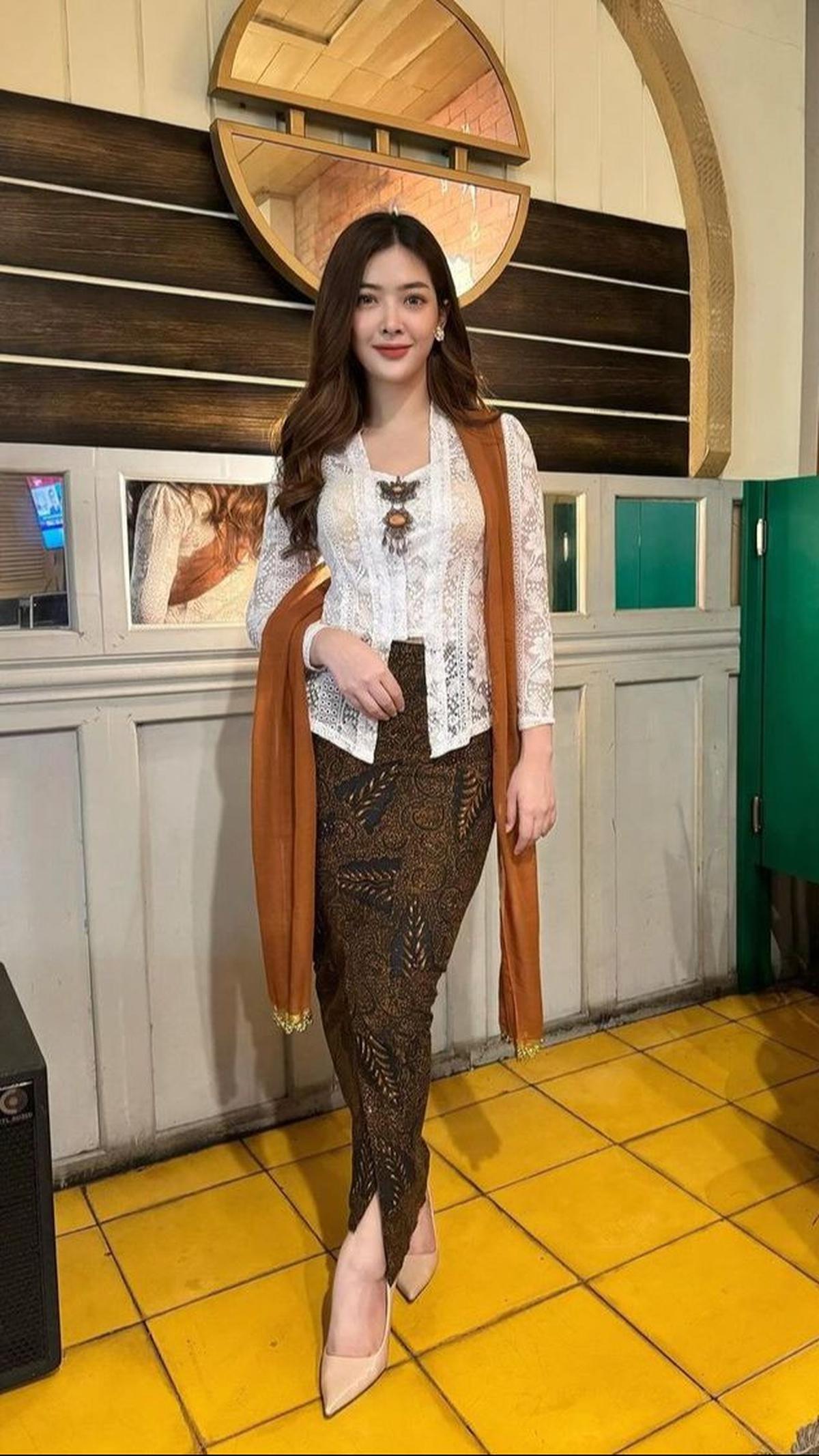 Pesona Dara Sarasvati berhasil mencuri hati banyak warga, yang tidak ragu memuji kecantikannya.&nbsp;