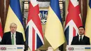 Perdana Menteri Inggris Boris Johnson (kiri) mengambil bagian dalam konferensi pers bersama dengan Presiden Ukraina Volodymyr Zelenskyy, di Kyiv, Ukraina, Selasa (1/2/2022).  (Peter Nicholls/Pool Photo via AP)