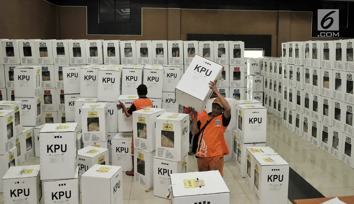 Petugas Penanganan Prasarana dan Sarana Umum (PPSU) merapikan kotak suara Pemilu 2019 wilayah Kecamatan Pulogadung di Gedung KNPI, Jakarta, Kamis (18/4). Penyimpanan logistik Pemilu 2019 di satu tempat dilakukan demi menjaga keamanan sebelum rekapitulasi. (merdeka.com/Iqbal Nugroho)