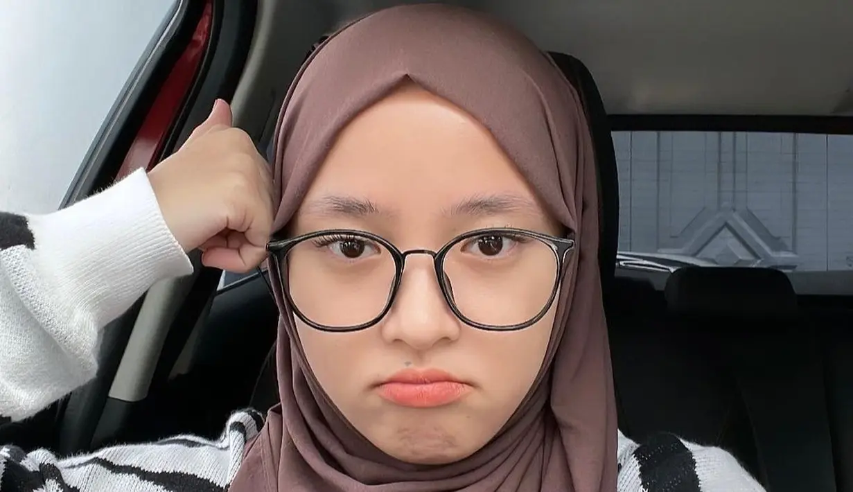Ini dia potret Nissa Sabyan yang pede pamer tahi lalat. “tahilalats nya tambah 1 🙂👍,” tulis Nissa Sabyan. Meski sebagian orang menganggap sebelah mata tahi lalat, namun Nissa Sabyan tak mempermasalahkan ia memiliki tahi lalat diatas bibirnya. (Liputan6.com/IG/@nissa_sabyan)