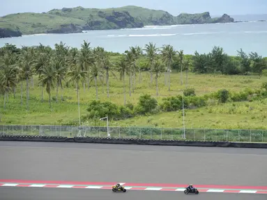 Para pembalap Moto GP melewati trek indah saat latihan bebas ketiga di Sirkuit Pertamina Mandalika di Mandalika, Pulau Lombok, Indonesia, Sabtu (19/3/2022). (AP Photo/Achmad Ibrahim)