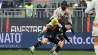 Pemain AS Roma, Evan Ndicka (atas) berebut bola dengan pemain Venezia, Alessio Zerbin dalam laga lanjutan Liga Italia 2024/2025 di Pier Luigi Penzo Stadium, Venice, Italia, Minggu (10/02/2025). (AP Photo/LaPresse/Paola Garbuio)