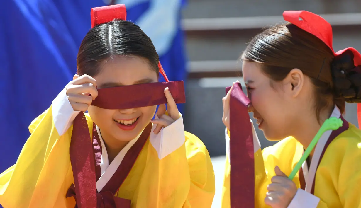 Dua gadis Korea Selatan berbincang saat upacara Coming of Age Day di desa Hanan Namsan di Seoul (21/5). Coming of age day atau Hari Kedewasaan dirayakan pada minggu ketiga bulan Mei. (AFP Photo/Jung Yeon-je)