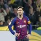 Ekspresi striker Barcelona, Lionel Messi, saat Villarreal mencetak gol pada laga La Liga 2019 di Stadion Ceramica, Selasa (2/4). Kedua tim bermain imbang 4-4. (AP/Alberto Saiz)