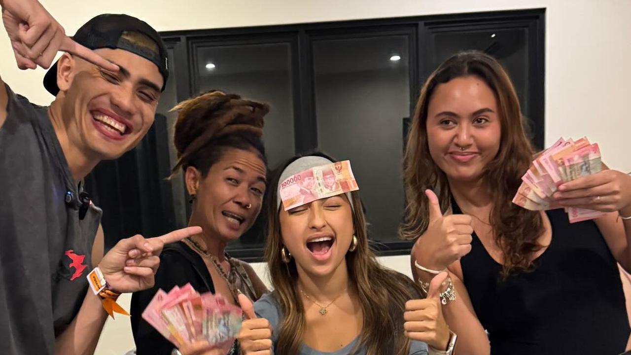 Momen Tak Terduga Aisar Khaled saat Jumpa Yaya Mertua Jennifer Coppen, Baru Datang Langsung Dicium