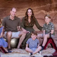 Kehangatan terpancar dari potret kartu Natal dari Pangeran William dan Kate Middleton yang dirilis baru-baru ini. (Foto: Duke and Duchess of Cambridge)