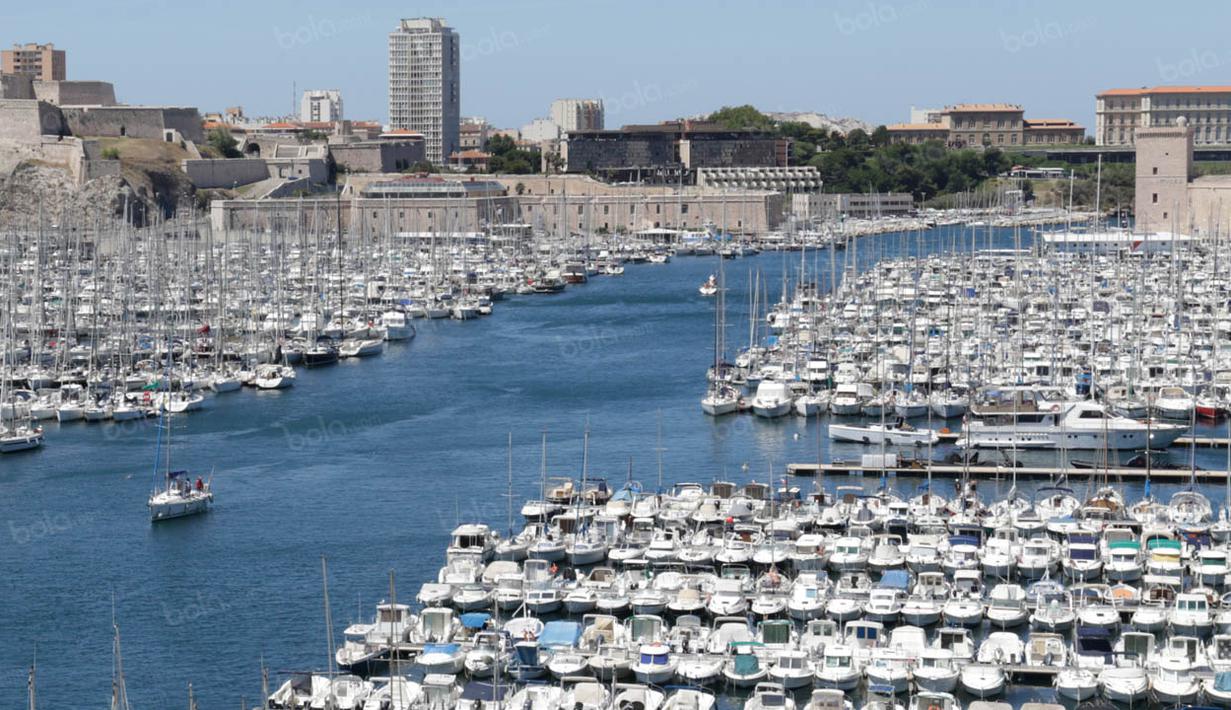 Suasana Vieux Port yang merupakan pelabuhan tua dan bersejarah di kota Marseille dimana jaman dahulu sebagai pelabuhan pintu masuk ke Prancis. (Bola.com/Vitalis Yogi Trisna)