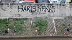 Anak-anak bermain di Kali Ciliwung, Kampung Pulo, Jakarta, Minggu (27/1). Keterbatasan ekonomi menjadikan Kali Ciliwung sebagai tempat pilihan bagi anak-anak setempat untuk menghabiskan waktu bermain saat libur sekolah. (Merdeka.com/Iqbal Nugroho)