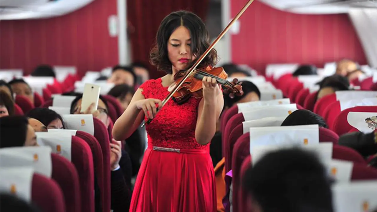 Mini Orkestra di Pesawat Buat Penumpang Terheran-heran