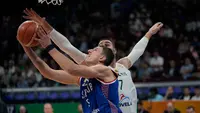 Pemain timnas basket Lithuania Jonas Valanciunas (kanan) berusaha mengadang laju pebasket Serbia Nikola Jovic saat pertandingan perempat final Piala Dunia Basket antara Lithuania melawan Serbia di Mall of Asia Arena di Manila, Filipina, Selasa, 5 September 2023. (AP Photo/Aaron Favila)