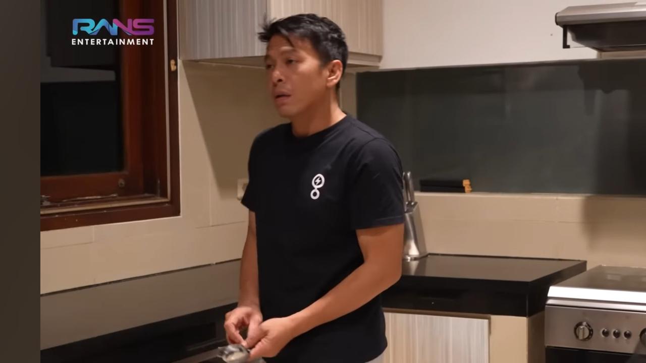 5 Potret Dapur Rumah Baru Ariel Noah Jarang Tersorot, Luas Banget tapi Perabotan Cuma Ada Kompor & Magicom