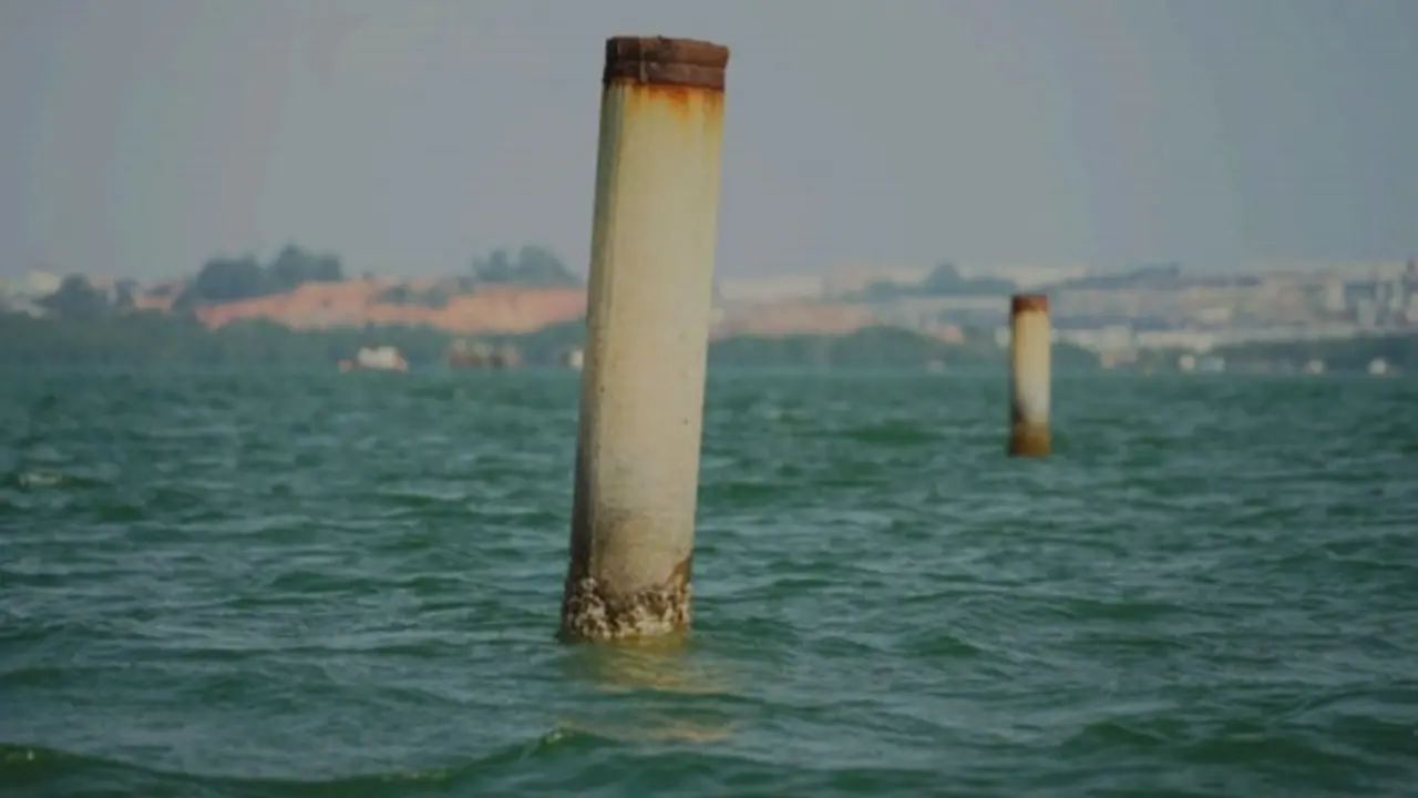 Pancang beton bembentang di laut Batam. (Liputan6.com/Ajang Nurdin)