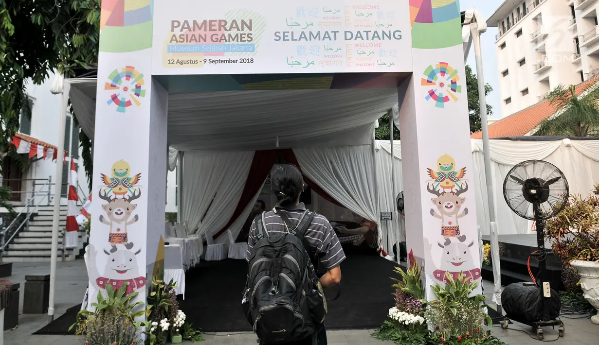 Pengunjung berjalan memasuki pameran Asian Games di Museum Fatahillah, Kota Tua, Jakarta, Selasa (14/8). (Merdeka.com/Iqbal Nugroho)