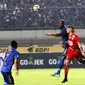 Penyerang Persib, Carlton Cole berebut bola udara dengan pemain Arema FC pada laga perdana Liga 1 2017 di Stadion Gelora Bandung Lautan Api, Sabtu (15/4). Persib bermain imbang atas Arema FC dengan skor 0-0. (Liputan6.com/Yoppy Renato)