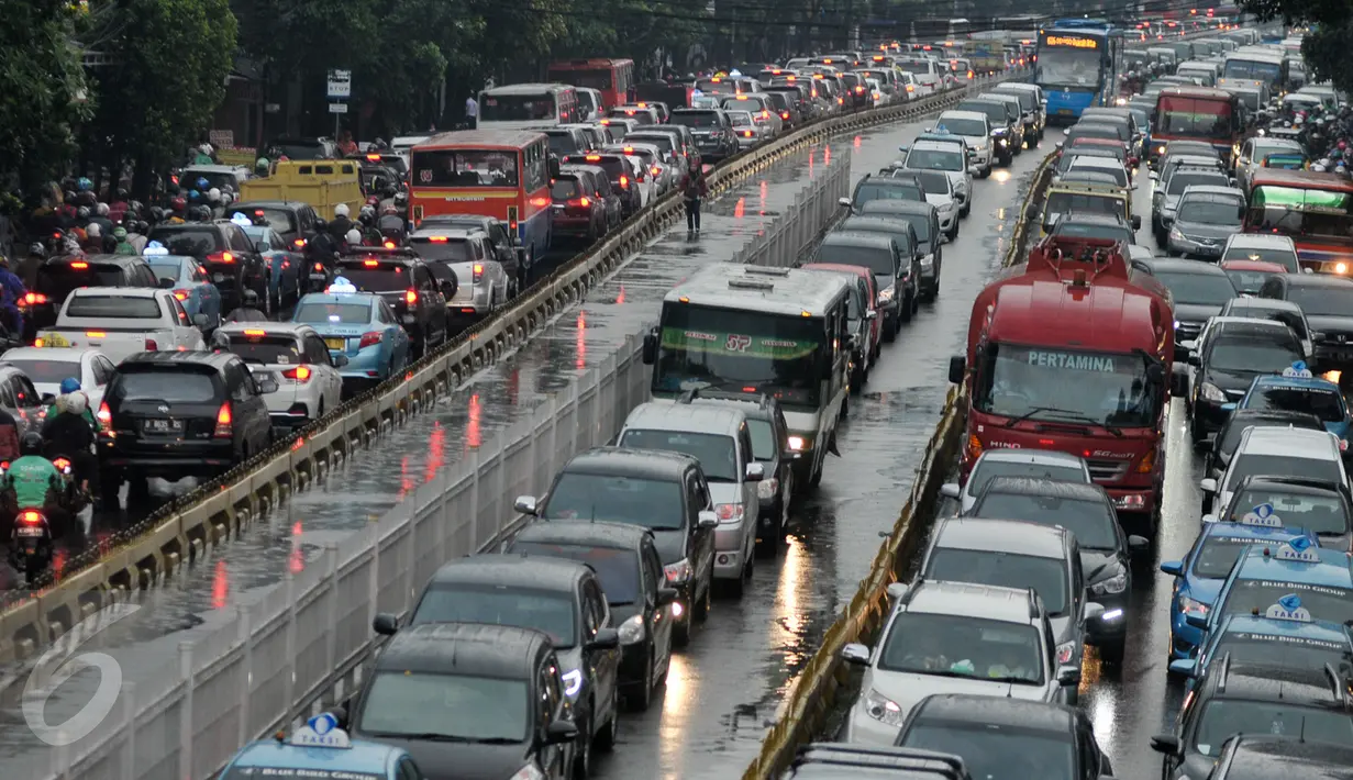 Kepadatan kendaraan dari arah Kuningan menuju Ragunan dan arah sebaliknya di Jalan Mampang Prapatan, Jakarta, Selasa (11/10). Pasca diguyur hujan, sejumlah ruas jalan di jakarta mengalami kepadatan. (Liputan6.com/Yoppy Renato)