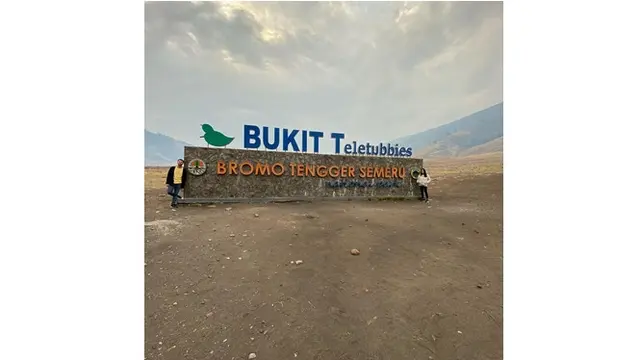 Keduanya berpose di depan tulisan Bukit Teletubbies Bromo Tengger Semeru.