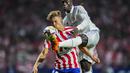 Bek Real Madrid, Ferland Mendy berusaha merebut bola dari gelandang Atletico Madrid, Marcos Llorente selama pertandingan lanjutan La Liga Spanyol di stadion Wanda Metropolitano di Madrid, Spanyol, Senin (19/9/2022).  Real Madrid menang atas Atletico Madrid 2-1. (AP Photo/Manu Fernandez)
