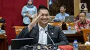 Menteri Pemuda dan Olahraga (Menpora) Dito Ariotedjo memberi isyarat saat mengikuti rapat kerja dengan Komisi X DPR di Kompleks Parlemen, Senayan, Jakarta, Rabu (31/5/2023). Rapat tersebut membahas rencana pergeseran alokasi anggaran Piala Dunia U-20 serta anggaran tahun 2024. (Liputan6.com/Faizal Fanani)