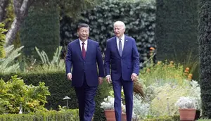 Pemimpin China Xi Jinping dan Presiden AS Joe Biden bertemu di sela-sela APEC, mereka berjalan di Filoli Estate, Woodside, Californa. (AP, Pool)