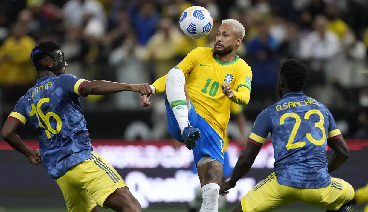 Sementara itu, Brasil terus menyerang dan mencoba menembus pertahanan solid Kolombia, salah satunya lewat aksi Neymar. Sayangnya, skor masih menunjukkan kacamata hingga peluit turun minum terdengar. (AP/Andre Penner)