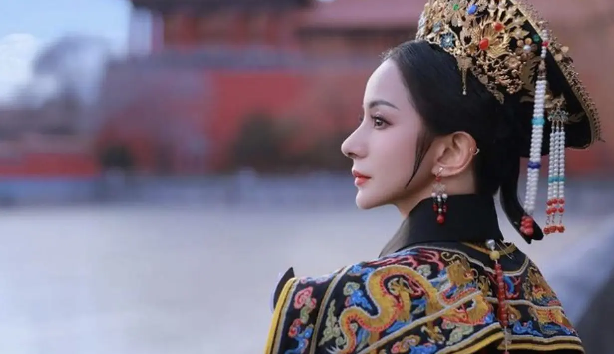 Busananya terlihat mewah, dengan aksesori lengkap serta bordiran yang indah. [Foto: Instagram/ Kirana Larasati]