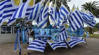 Pedagang menjual bendera dan merchandise Uruguay di Montevideo (4/7). Uruguay dan Prancis akan bertanding pada babak 8 besar Piala Dunia 2018 di Nizhny Novgorod Stadium, Rusia. AFP Photo/Miguel Rojo)