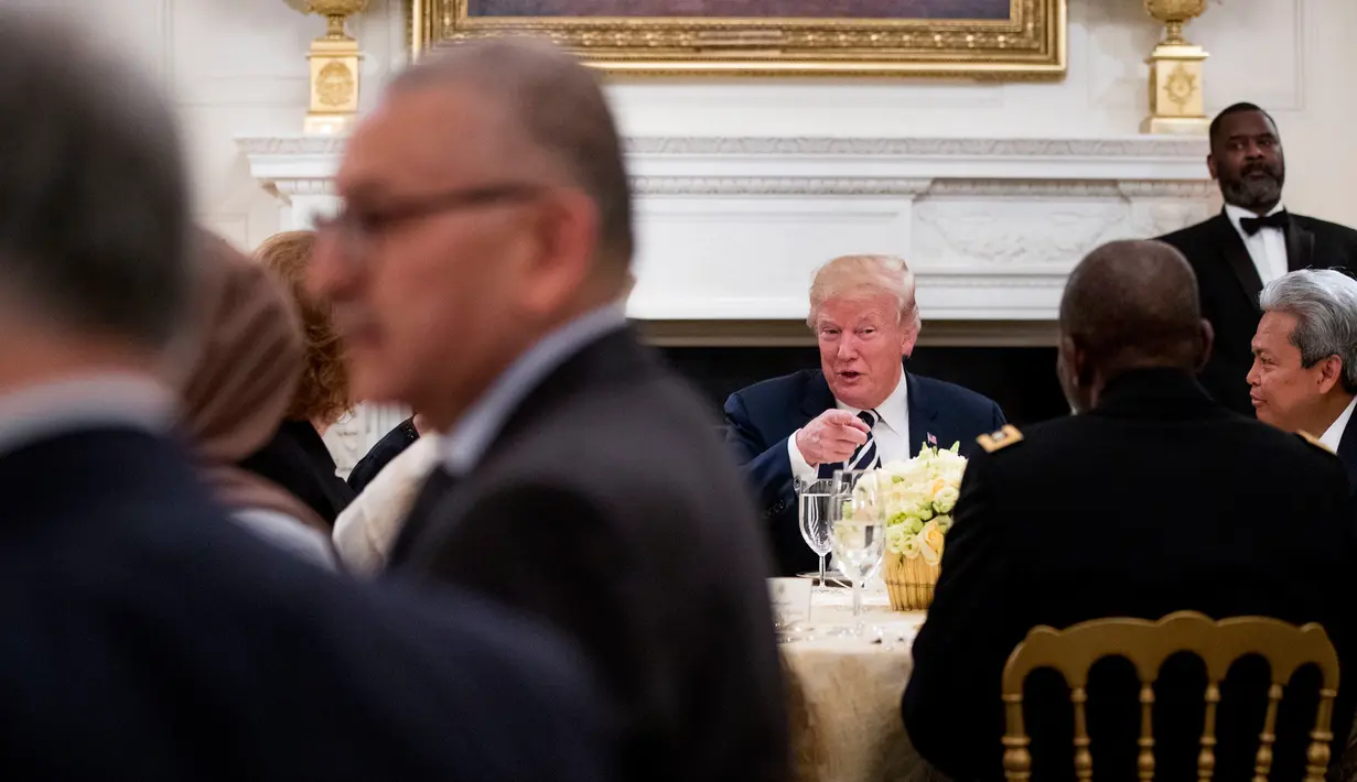 Presiden Amerika Serikat (AS), Donald Trump menggelar acara buka puasa bersama di Gedung Putih, Washington, Rabu (6/6). Dalam acara buka puasa ini, Trump menjamu lebih dari 50 tamu dari kalangan muslim di ruang makan Gedung Putih. (AP/Andrew Harnik)
