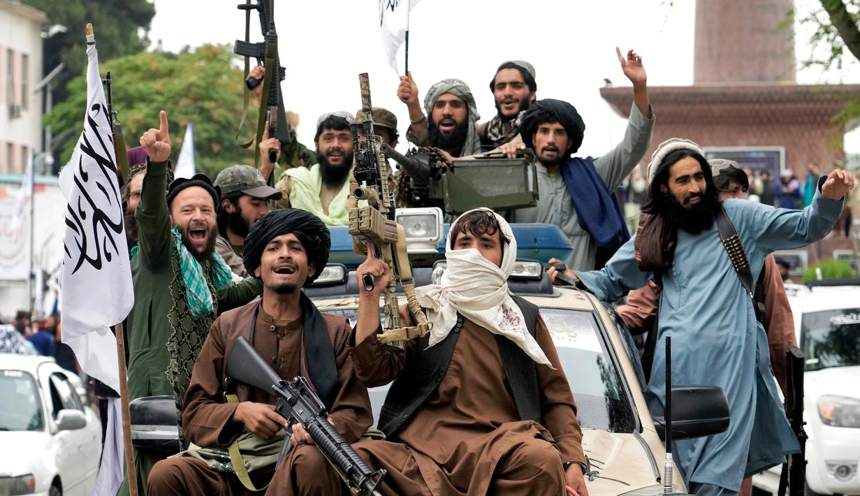 Pasukan Taliban merayakan satu tahun sejak mereka merebut Kabul di depan Kedutaan Besar AS di Kabul, Afghanistan, Senin (15/8/2022). Taliban memperingati tahun pertama pengambilalihan kekuasaan setelah pemerintah negara yang didukung barat itu melarikan diri dan militer Afghanistan hancur dalam menghadapi serangan Taliban. (AP Photo/Ebrahim Noroozi)