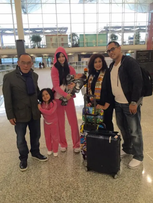 Nia Ramadhani memanfaatkan momen yang tepat untuk melepaskan penat. Ia memutuskan berlibur ke Hongkong Disney Land bersama keluarga Bakrie. (viainstagram@ramadhaniabakrie/Bintang.com)