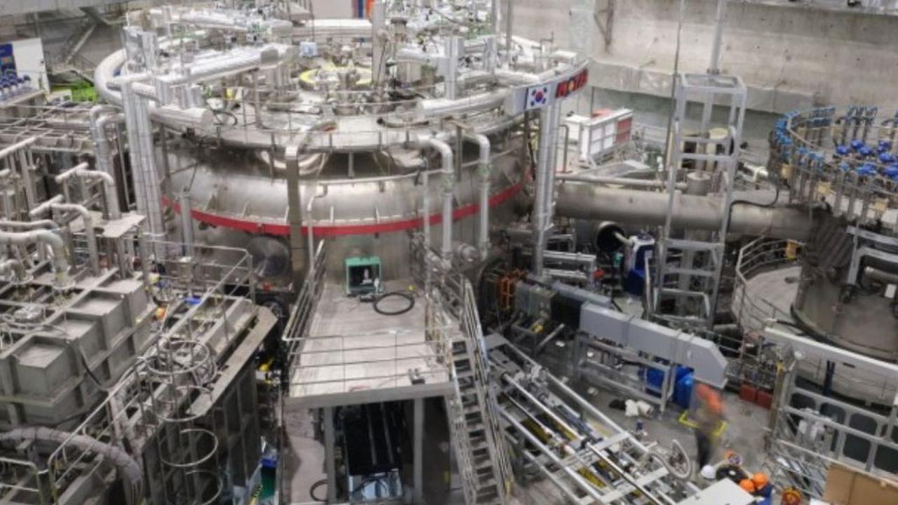 Para ilmuwan di Korea Institute of Fusion Energy (KFE) sedang berupaya meningkatkan kinerja perangkat keras dan teknologi yang diperlukan untuk menjaga plasma panas dalam mode pengurungan tinggi.&nbsp;