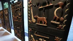 Pintu-pintu istana Raja Glele, dari abad ke-19 Benin terlihat di museum Quai Branly–Jacques Chirac, Paris (25/10/2021). Dalam keputusan dengan konsekuensi potensial di museum Eropa, Prancis menampilkan 26 artefak era kolonial yang dijarah. (AP Photo/Michel Euler)
