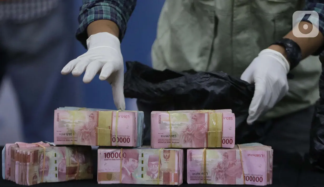 Petugas memperlihatkan barang bukti hasil OTT Bupati Probolinggo, Puput Tantriana Sari di Gedung KPK, Jakarta, Selasa (31/8/2021). KPK menyita uang Rp362.500.000, dan sejumlah dokumen. (Liputan6.com/Helmi Fithriansyah)