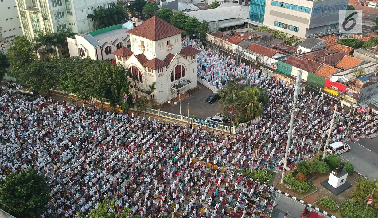 Ribuan umat muslim melaksanakan Salat Idul Fitri 1439 H di kawasan Jatinegara, Jakarta, Jumat (15/6). Seluruh masyarakat di Indonesia serentak merayakan Hari Raya Idul Fitri 1439 H sesuai ketetapan pemerintah Jumat (15/6). (Liputan6.com/Arya Manggala)