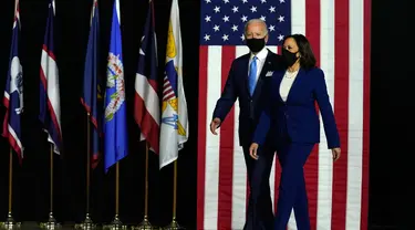 Calon Presiden dan Calon Wakil Presiden Partai Demokrat, Joe Biden dan Kamala Harris tampil bersama di Alexis Dupont High School di Wilmington, Delaware, Rabu (12/8/2020).  Acara tersebut menjadi penampilan perdana keduanya di depan publik sebagai pasangan capres-cawapres. (AP Photo/Carolyn Kaster)