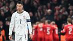 Pemain Portugal, Cristiano Ronaldo, tampak lesu setelah ditaklukkan Denmark dalam laga leg pertama perempat final UEFA Nations League 2024/2025 yang digelar di Stadion Parken, Copenhagen, Jumat (21/3/2025) dini hari WIB. (AFP/Jonathan Nackstrand)