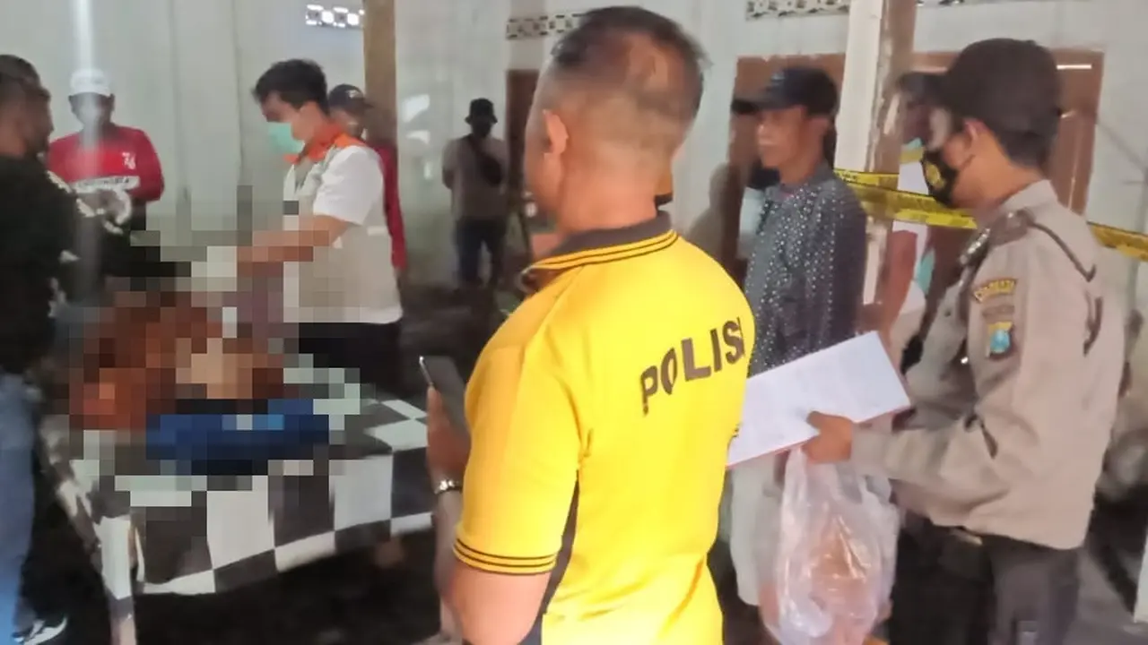 Polisi Mmeriksa korban gantung diri di TKP (Istimewa)