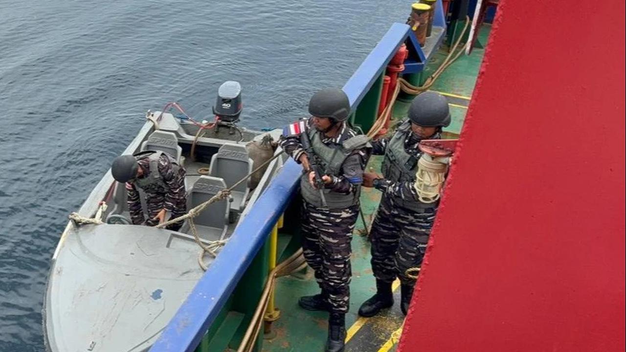 FOTO: KRI Pari-849 Amankan Kapal Pengangkut Ore Nikel Ilegal di Perairan Sulawesi Tenggara