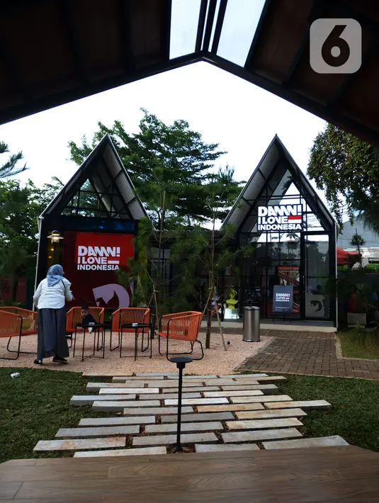 Pengunjung berada di Synthesis Huis, Jakarta, Selasa (22/11/2022). Synthesis Huis menjadi destinasi wisata kuliner sambil nonton bareng Piala Dunia 2022. (merdeka.com/Imam Buhori)