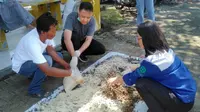 Proses pengelolaan limbah rumah tangga menjadi pupuk bokashi (Hermawan Arifianto/Liputan6.com)