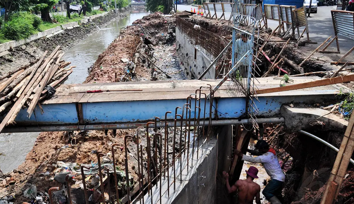 Untuk pengerjaan proyek turap (sheetpile) di lima kali yang ada di wilayah Jakarta Pusat, Dinas Pekerjaan Umum (PU) menganggarkan dana Rp. 400 miliar, Jakarta, Selasa (17/6/14). (Liputan6.com/Faizal Fanani)