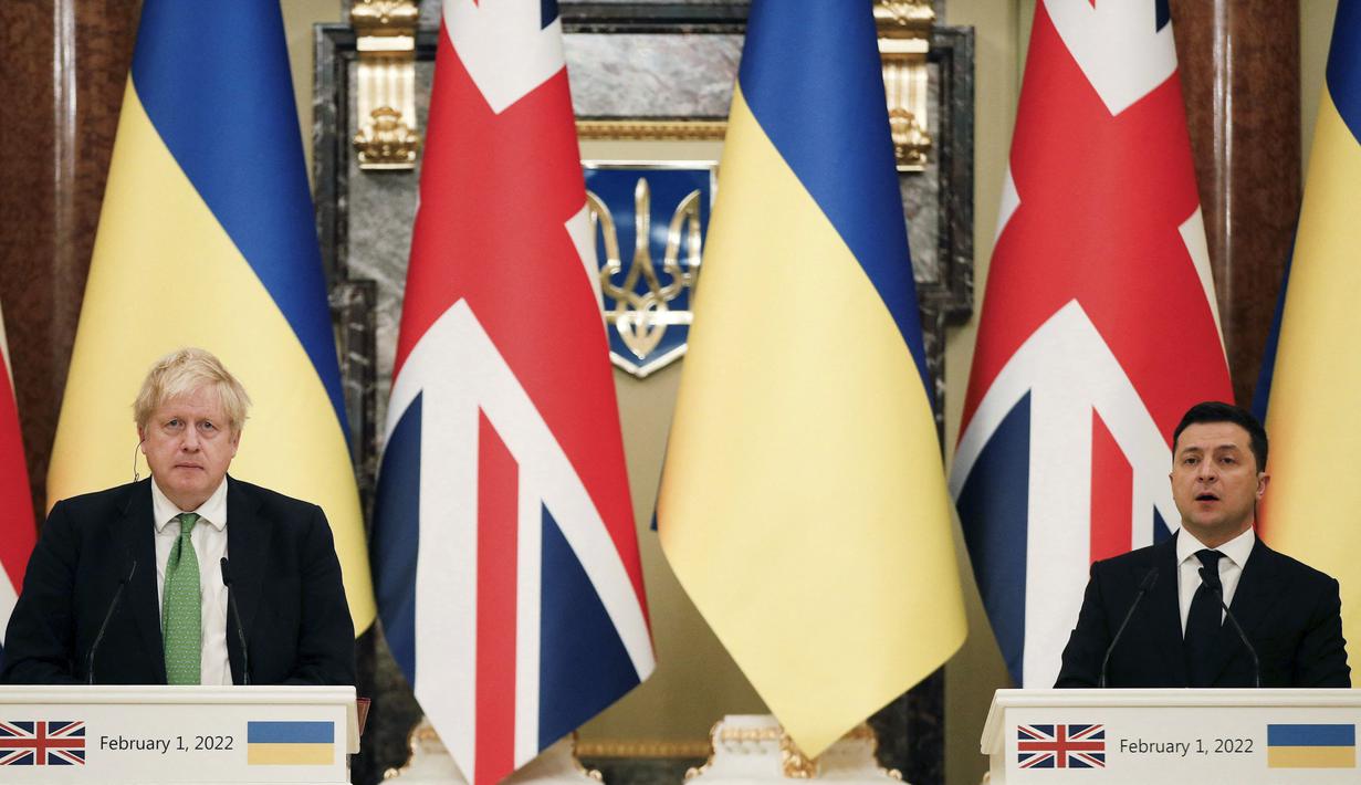 Perdana Menteri Inggris Boris Johnson (kiri) mengambil bagian dalam konferensi pers bersama dengan Presiden Ukraina Volodymyr Zelenskyy, di Kyiv, Ukraina, Selasa (1/2/2022).  (Peter Nicholls/Pool Photo via AP)