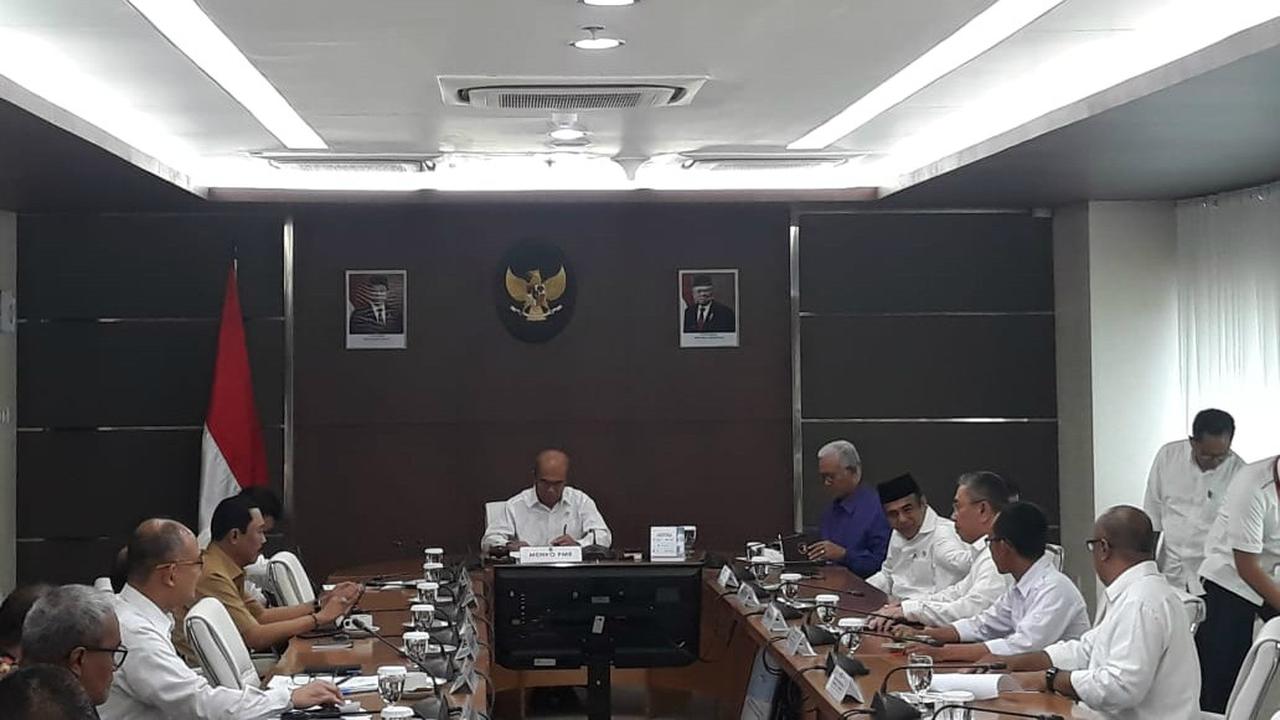 Menko PMK Muhadjir Effendy memimpin rapat mengenai revisi cuti bersama.