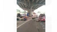 Kecelakaan beruntunyang melibatkan truk tangki milik PT Pertamina di Jalan Alternatif Cibubur. (Istimewa)