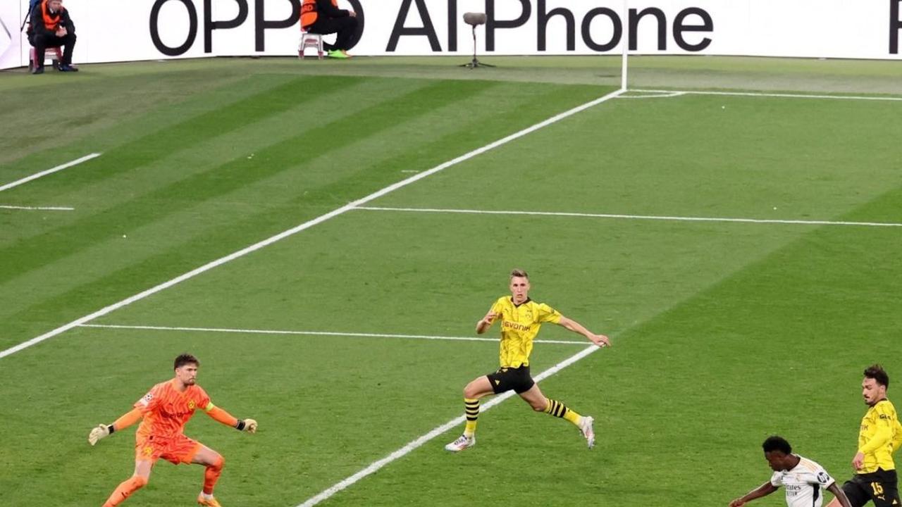 Setelah gol itu, penampilan Real Madrid justru makin agresif. <br><br>Alhasil, gol pada menit ke-83 sukses diciptakan Vinicius hingga menggandakan keunggulan Los Blancos. Foto: REUTERS<br>