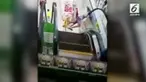 Seorang wanita terjepit antara eskalator dan tembok di sekitarnya. Kejadian tersebut terekam kamera CCTV di sebuah mal.