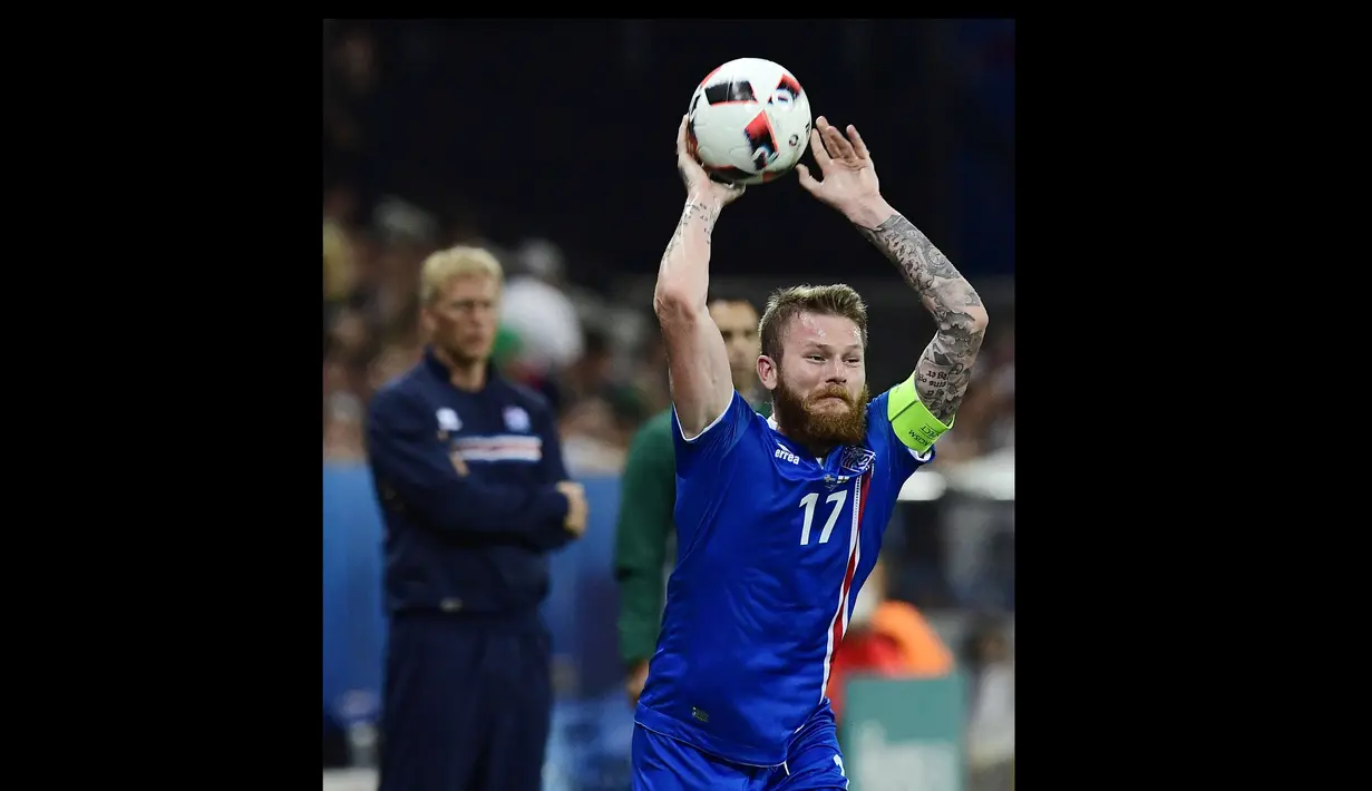 Kapten timnas Islandia, Aron Gunnarsson pernah bermain untuk Coventry City dan Cardiff City di Liga Inggris. Sejak 2019, ia memperkuat klub Al-Arabi di Liga Qatar. Kemampuan hebatnya melakukan lemparan ke dalam didapat karena sempat mempelajari bola tangan saat remaja. (AFP/Tobias Schwarz)