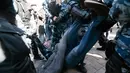 Seorang pengunjuk rasa ditangkap oleh polisi Rusia di tengah unjuk rasa anti-korupsi di pusat kota Moskow, Minggu (26/3). Demo itu diikuti oleh ribuan orang yang menuntut pengunduran diri PM Dmitry Medvedev atas dugaan korupsi (AP Photo/Ivan Sekretarev)