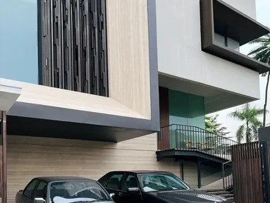 BMW E30 Coupe dan Mercedes-Benz S320 W140. (Source: Instagram/@ariefmuhammad)