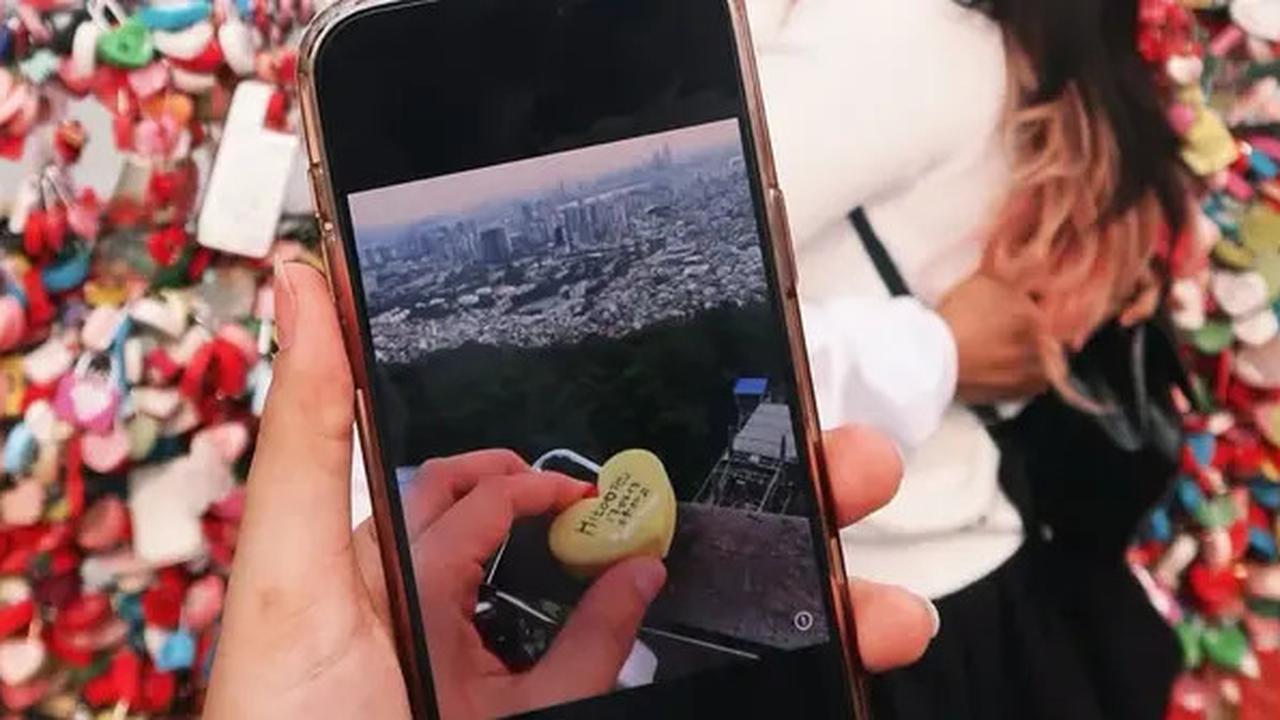 Potret Cantik Awet Muda Felicya Angelista Cari Gembok Cinta di Namsan Tower Korea Selatan, Malah Disangka Idol K-Pop Gara-Gara Ini