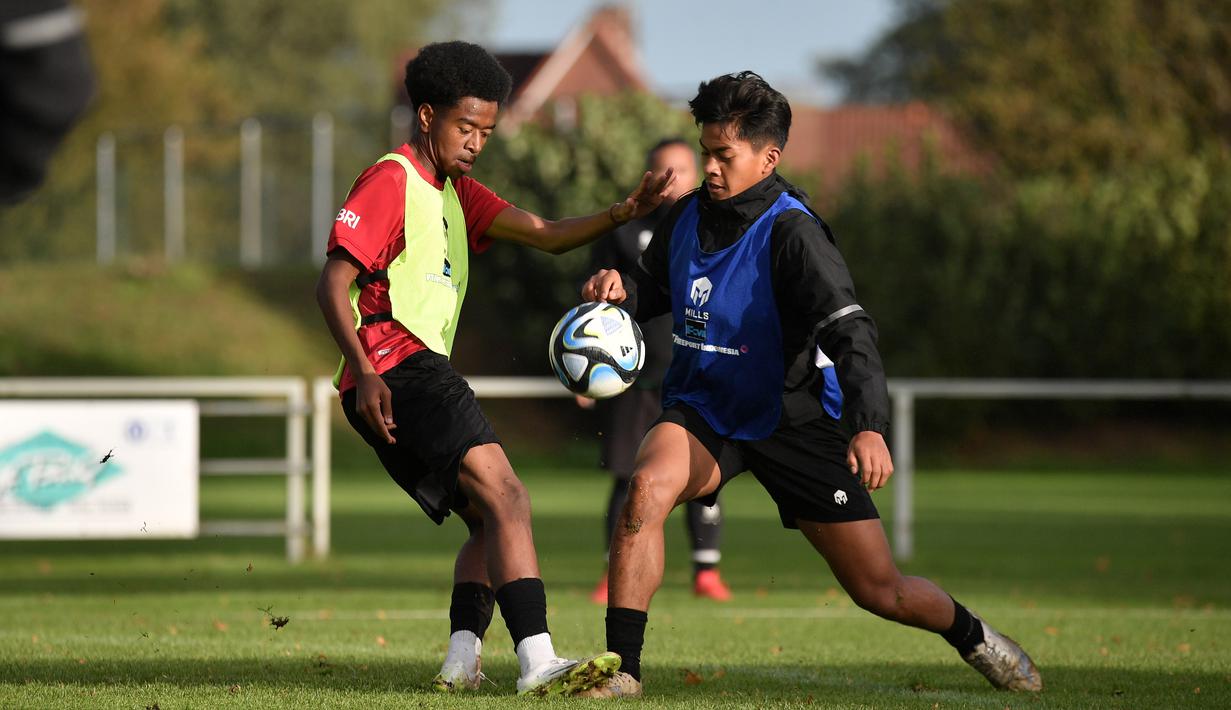 Chow Yun Damanik (kiri), saat melakukan latihan bersama pemain Timnas Indonesia U-17 lainnya dalam pemusatan latihan di Jerman. Pemain keturunan Indonesia dan Pantai Gading ini memiliki visi bermain yang baik. Hal itu terlihat dari beberapa aksinya saat bermain bersama klub asal Swiss, Laussane Sport U-17. (Dok.PSSI)